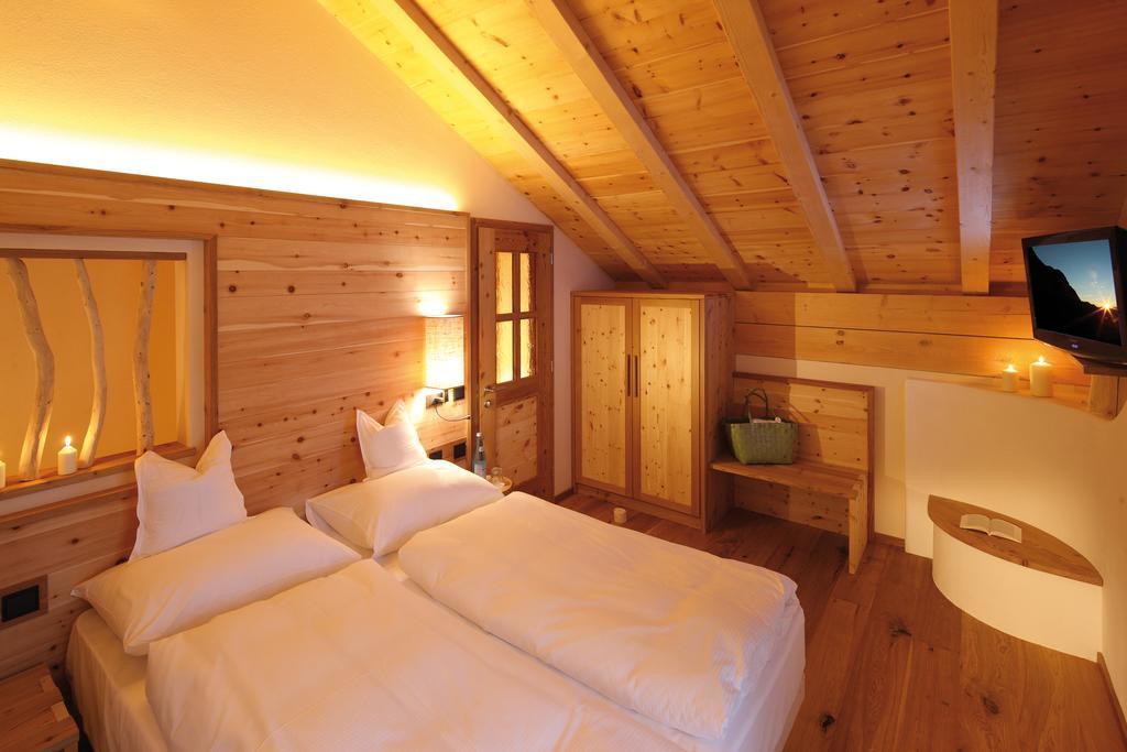 אלפה די סיוסי Dolomites Living Hotel Tirler חדר תמונה