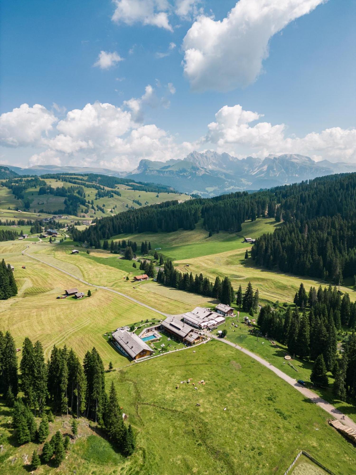 אלפה די סיוסי Dolomites Living Hotel Tirler מראה חיצוני תמונה