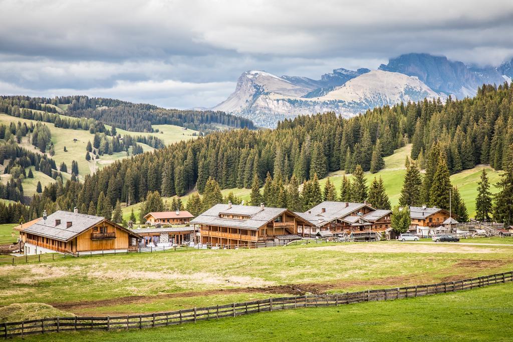 אלפה די סיוסי Dolomites Living Hotel Tirler מראה חיצוני תמונה